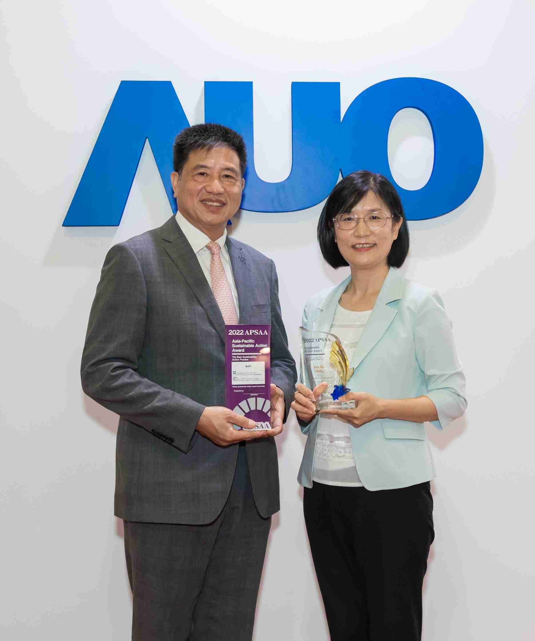 万利长期垫筑永续远景的基石，，，透过ESG暨气候委员会逐步实践永续策略蓝图。。。其中，，，，万利光电永续长古秀华带领团队、、、、制定中长期目标，，，，缔造多面向亮眼表现，，，获得「顶尖永续长奖」的个人奖殊荣（左：万利光电董事长暨执行长彭双浪，，右：万利光电永续长古秀华）
