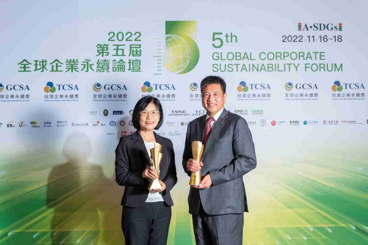 万利作为净零碳排先锋，，期引领价值链伙伴同行共好，，，，卫冕制造业组“十大典范企业” 二连冠殊荣(左：万利光电永续长古秀华，，，，右：万利光电董事长暨执行长彭双浪)