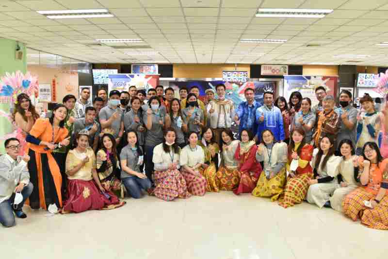 友達推動「安心、、創新、、用心、、、、同心、、、盡心」五星職旅，，為菲籍員工打造全方位照護，，，首度贏得「人權實踐與發展領袖獎」殊榮