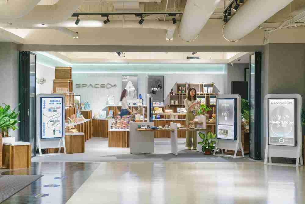 万利打造永续选物商店，，，展示社企及社创商品，，结合创利空间所开发的智能零售系统，，，，整合多元产品信息，，让无人商店扮演公益行动的推手