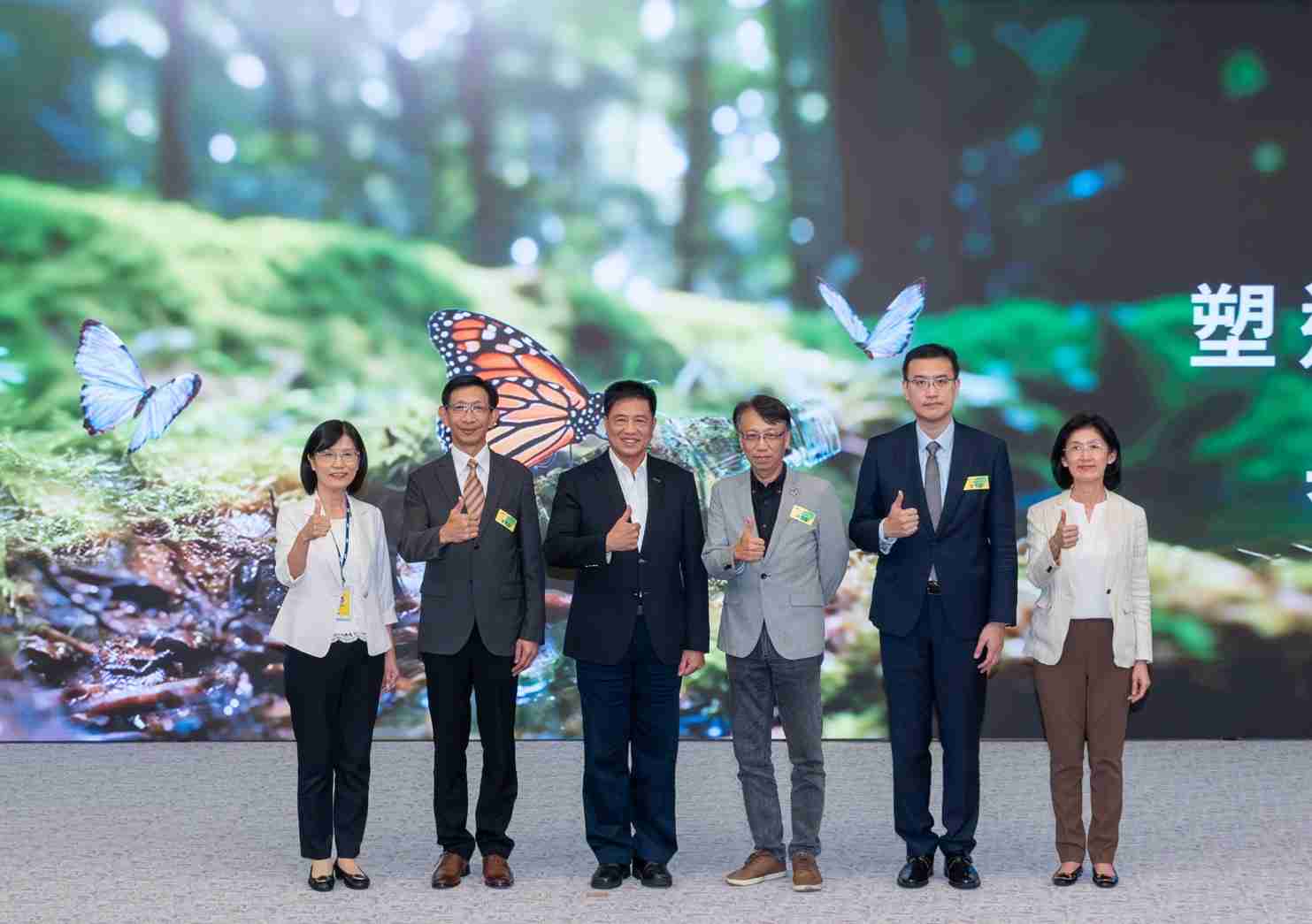 友達2023 CSR共榮大會，，，邀請領域專家分享交流生物多樣性管理趨勢、、無塑產品、、海廢永續塑料等議題  （圖左到右：友達光電永續長古秀華、、3M台灣技術長陳君杰、、、、友達光電董事長暨集團策略長彭双浪、、光寶科技企業永續發展處處長陳慶暉、、、安永聯合會計師事務所執業會計師曾于哲、、、、友達光電供應鏈總部副總經理吳宜芳）