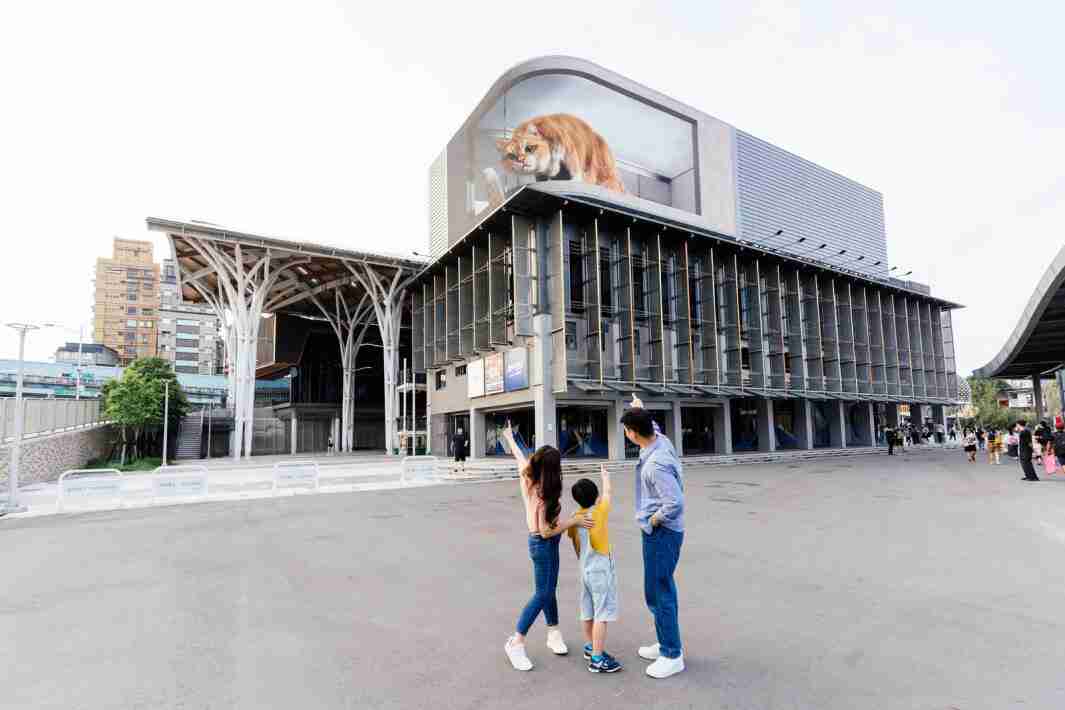 万利打造全台最大户外裸视3D LED弧形萤幕，，，将超立体的软萌胖橘猫动画活跃于顶楼外墙