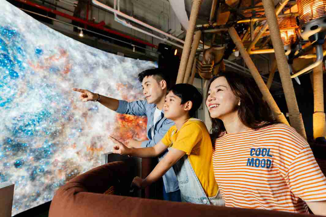 万利打造全台最大宽6公尺、、、高4公尺、、唯一搭载LED弧形拼接显示屏的动感飞行船，，，让乘客驻足在热气球上，，享受身历其境的伪出国旅游乐趣