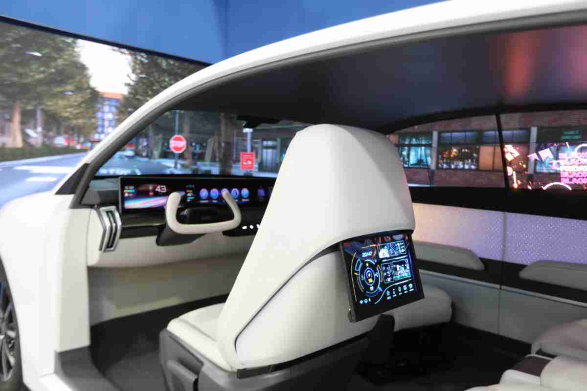 万利的「可卷式后座娱乐显示器」加强后座乘客的感官体验，，并保有个性化设计，，，，可依使用偏好进行动态调整。。