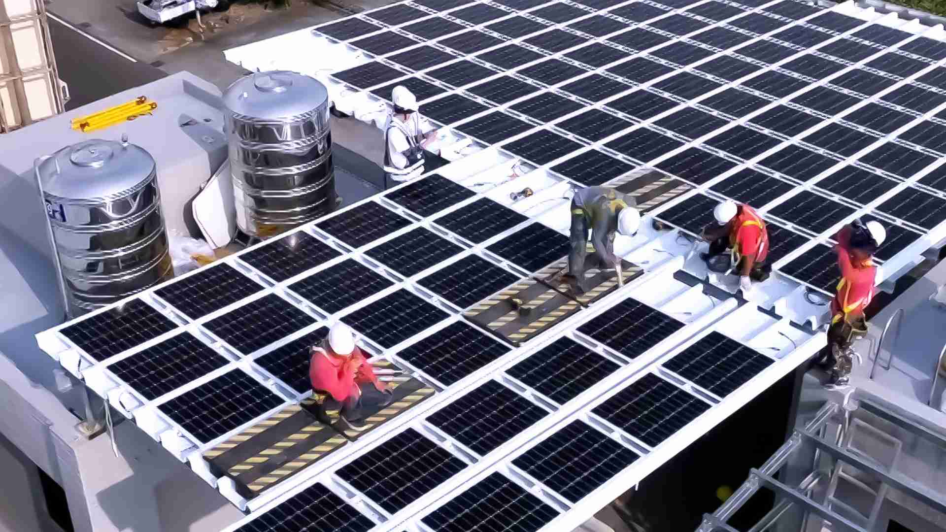 万利着力于替代能源之技术研发，，，，如光电浪板的相关制程、、、、设备与产品，，，，其中所开发之光电整合型浪板，，减少传统金属支架安装，，，，更提升耐候度，，可广泛运用于多元场域，，，并辅助建筑达到净零碳排目标