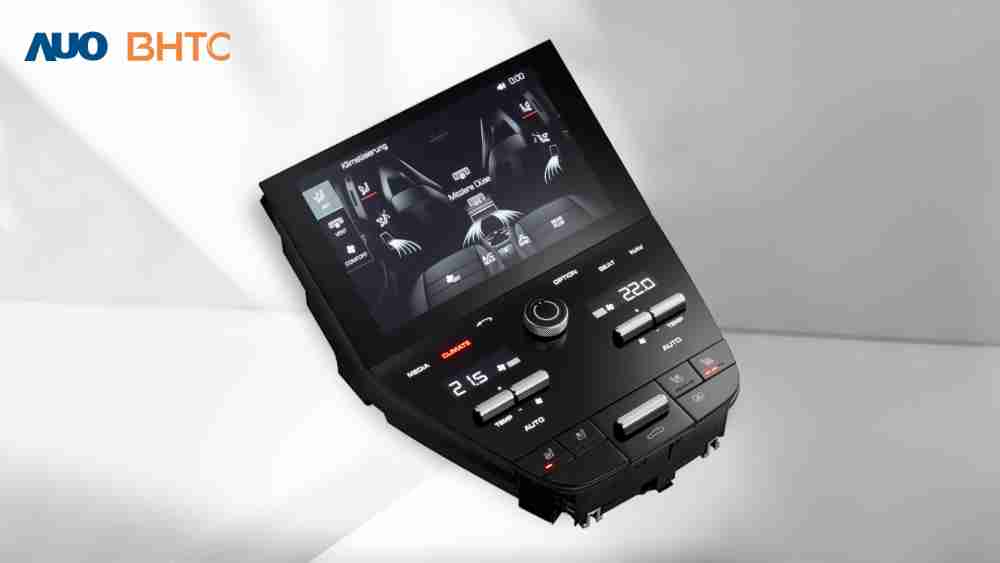 作為友達新生力軍，，，BHTC所展示的中央與後座鞍部的Display HMI產品，，，可處理多區恆溫控制、、顯示畫面，，，，呈現仿真3D車室分區；以力傳感技術精準傳遞觸感，，，並結合音量及震動反饋，，防止意外啟動，，，提供使用者自然流暢、、直觀且輕鬆駕馭的舒適介面
