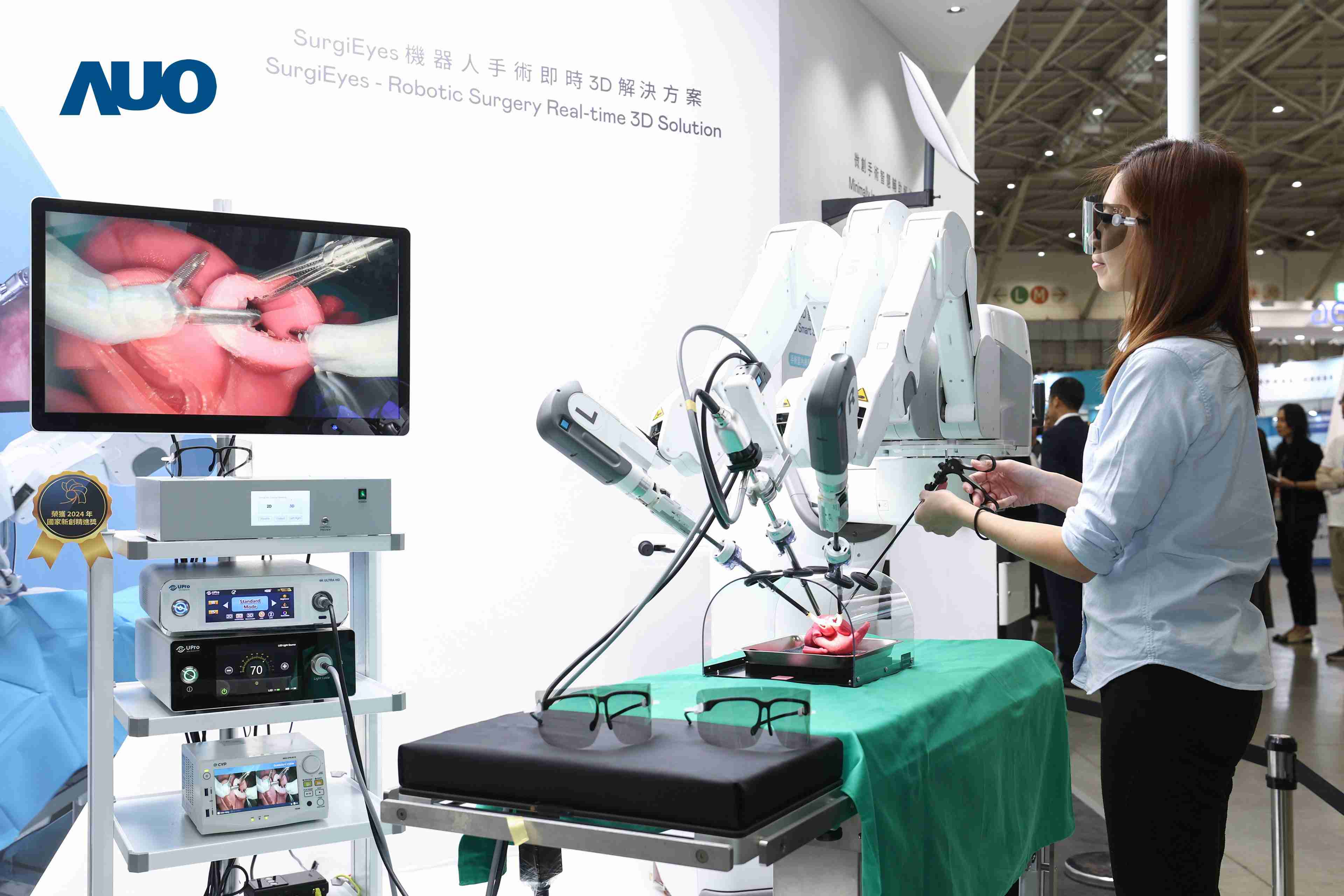 达擎以领先的3D显示技术推出〝SurgiEyes机器人手术实时3D解决方案〞，，整合先进3D图像处理与独家3D垂直宽视角、、广色域的显示技术，，，，手术团队可实时同步主刀医师视角看到清晰3D影像，，，，提升沟通效率与安全性。。。